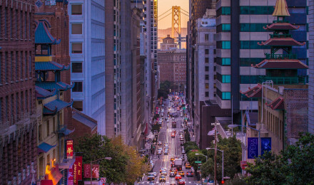 Wallpaper / sloped downtown city street in san francisco with tram traffic and skyscrapers california street at dusk, sloped view california street 4k Phone Wallpaper