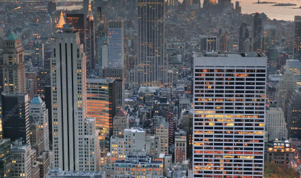 Free Photo. New york city skyline aerial view at sunset with colorful cloud and skyscrapers of midtown manhattan