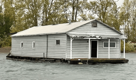 Multnomah County, OR storm propels Columbia River floating home to WA state