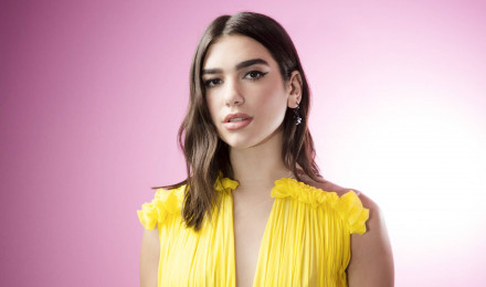 Download Beautiful Model Dua Lipa Wallpaper