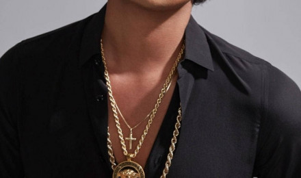 Download Pop superstar Bruno Mars rocks a bold Versace blazer Wallpaper