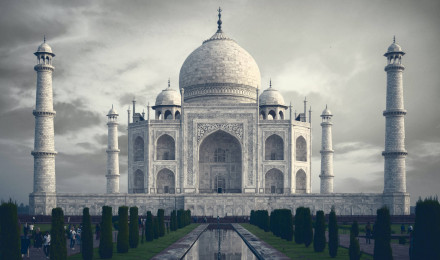 Download The Gigantic Taj Mahal Wallpaper