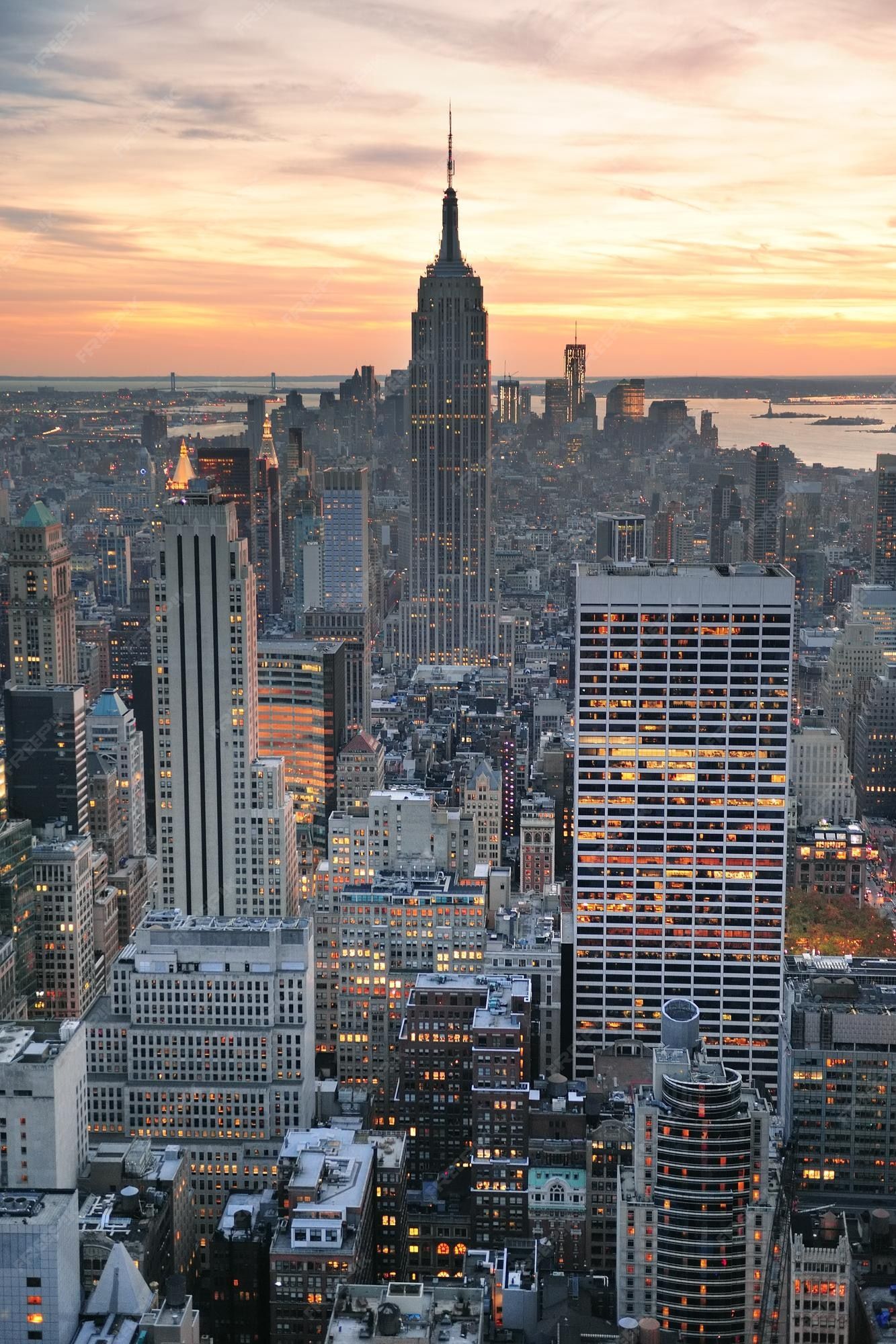 Free Photo. New york city skyline aerial view at sunset with colorful cloud and skyscrapers of midtown manhattan