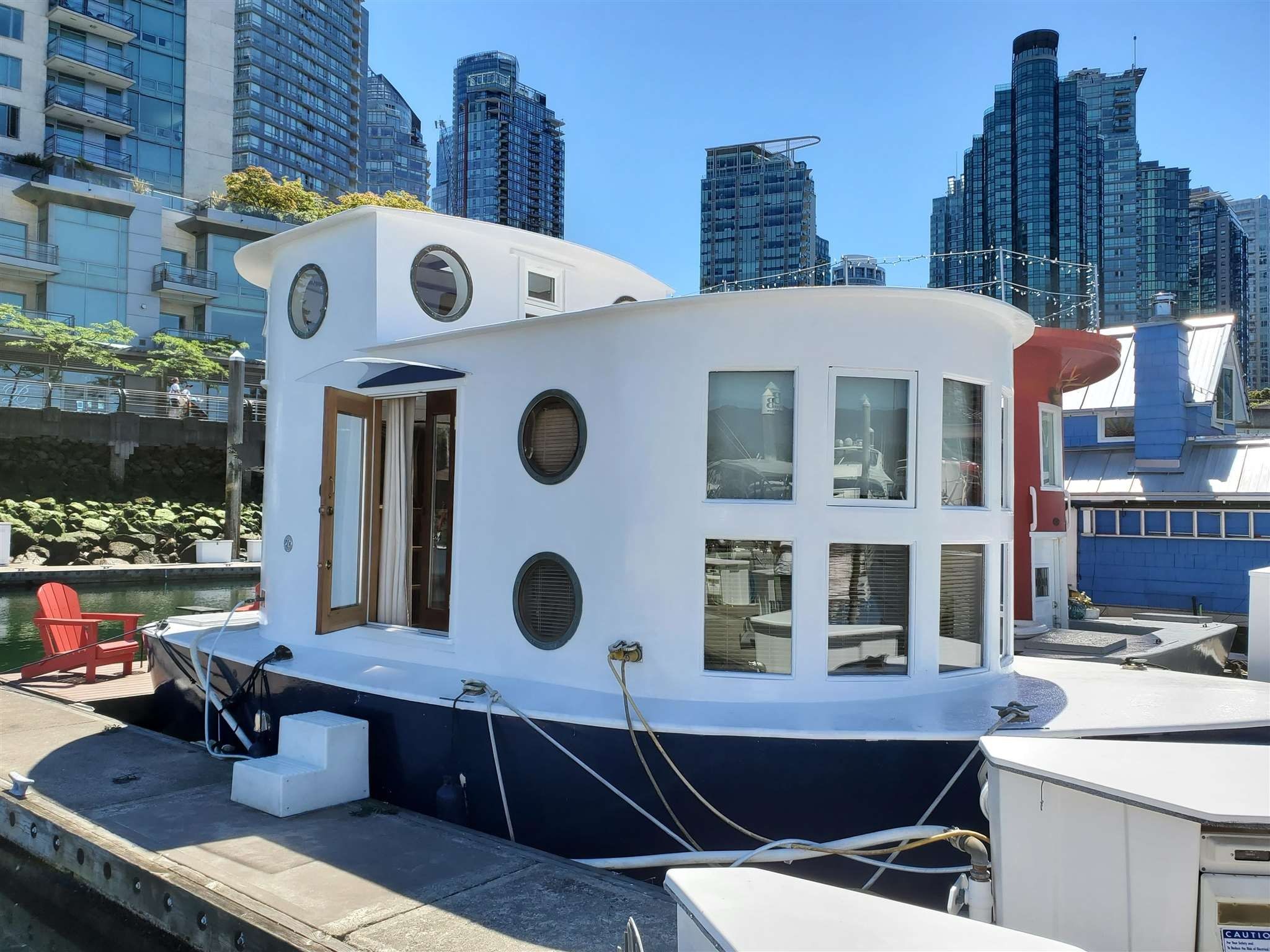 Floating home in downtown Vancouver is up Is Awesome - 