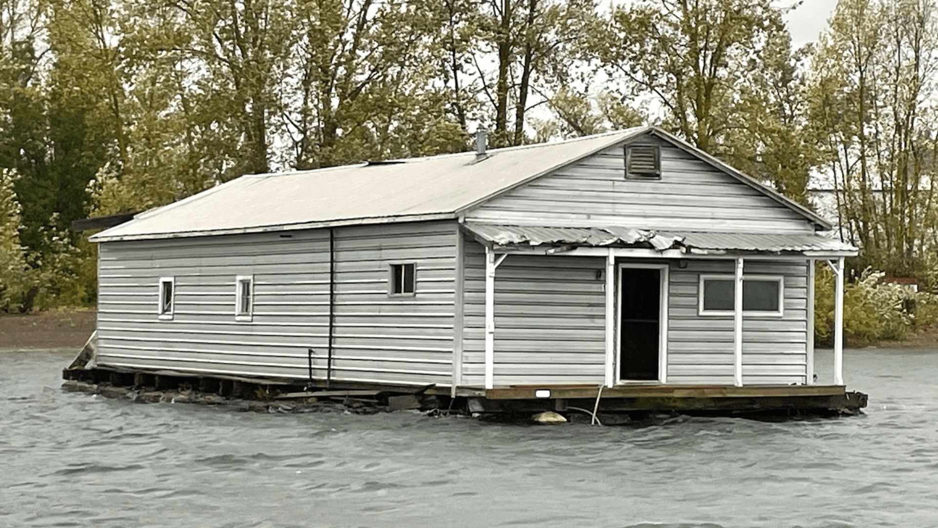 Multnomah County, OR storm propels Columbia River floating home to WA state - 