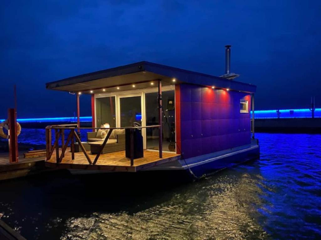 Cozy Floating house with sauna, Tallinn