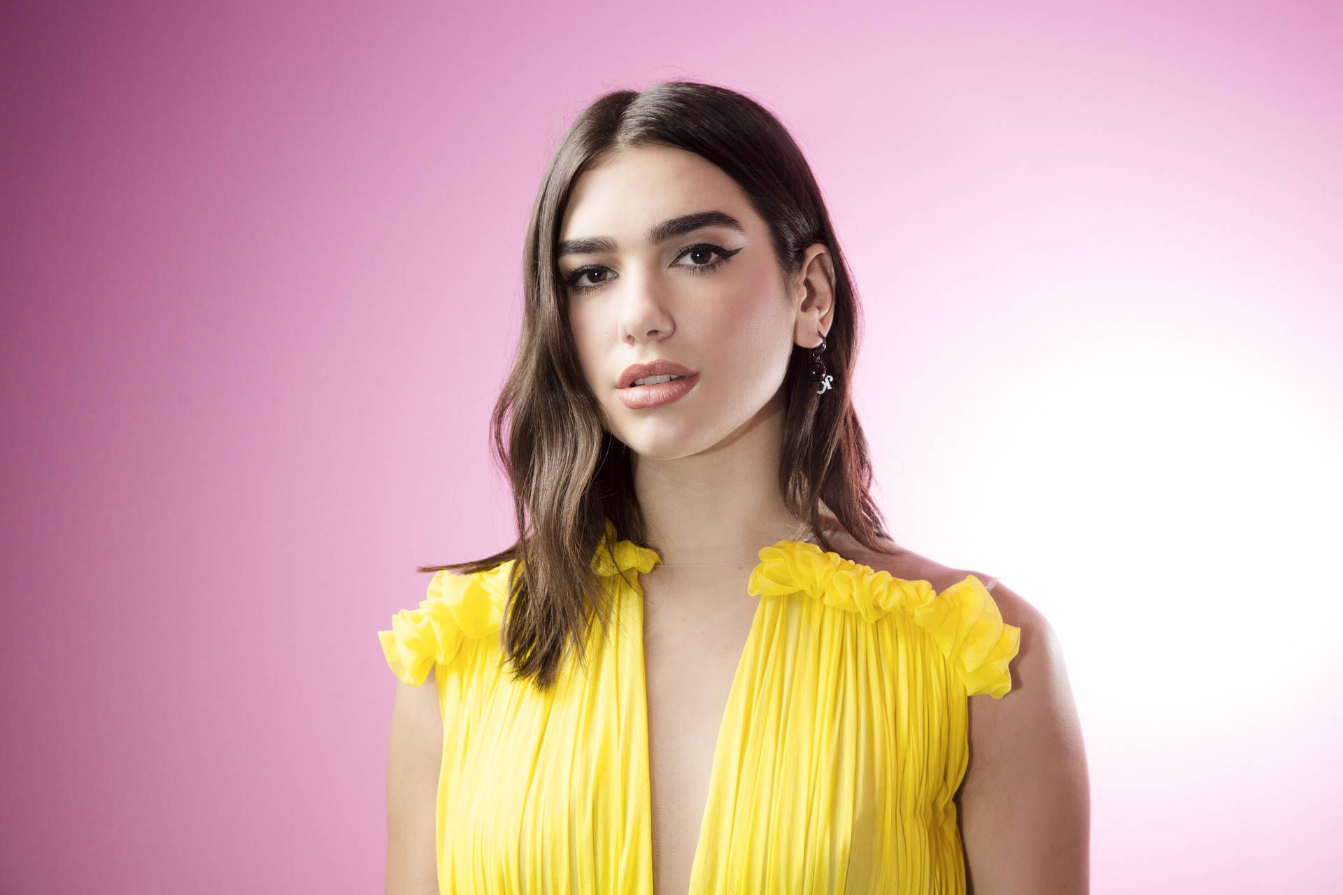 Download Beautiful Model Dua Lipa Wallpaper