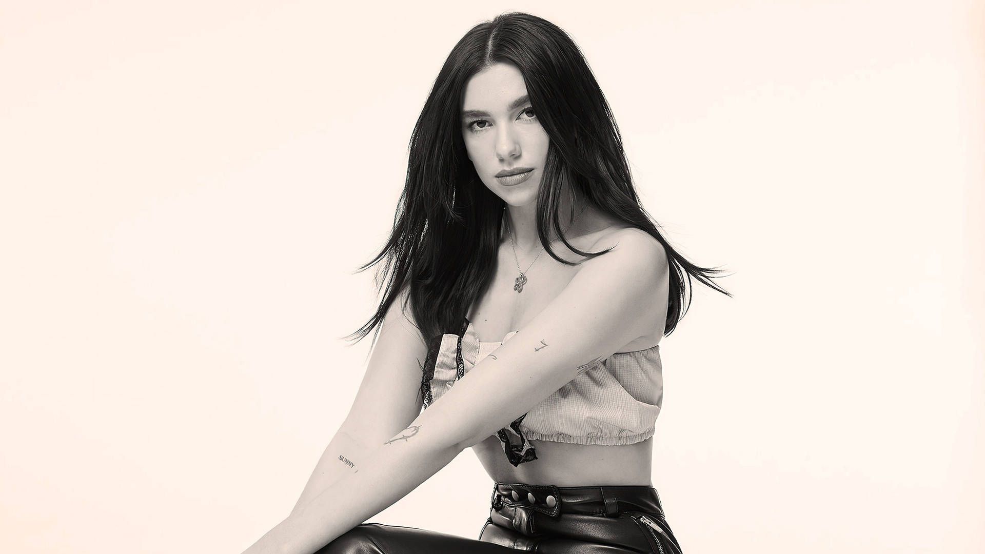 Download Pretty Model Dua Lipa Wallpaper