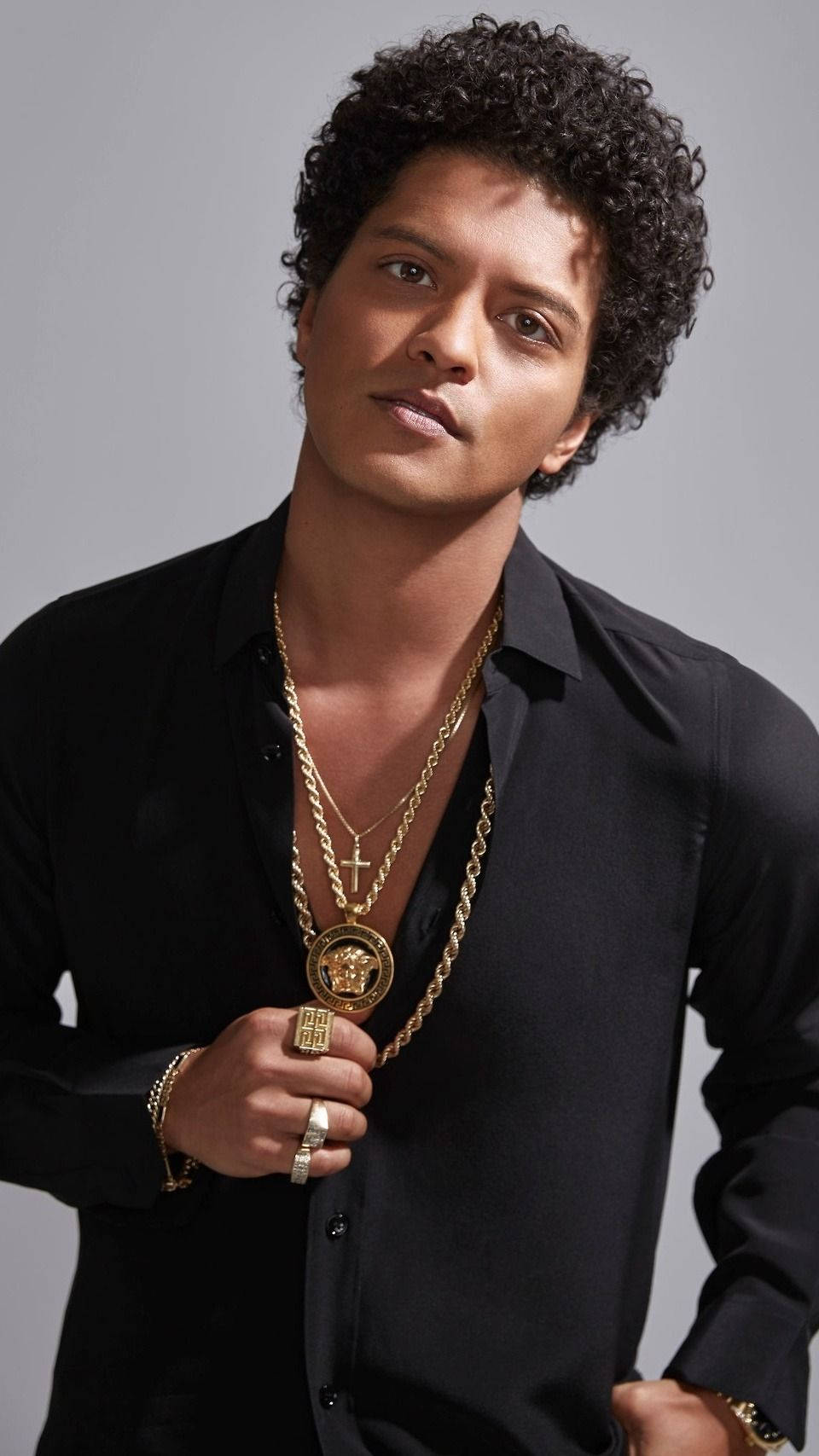 Download Pop superstar Bruno Mars rocks a bold Versace blazer Wallpaper