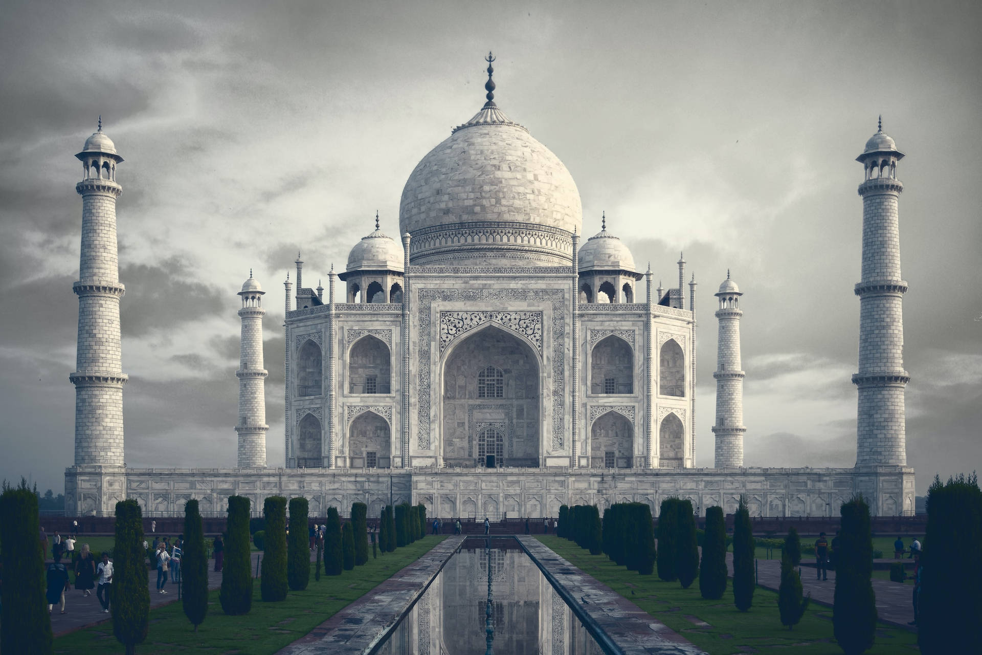 Download The Gigantic Taj Mahal Wallpaper